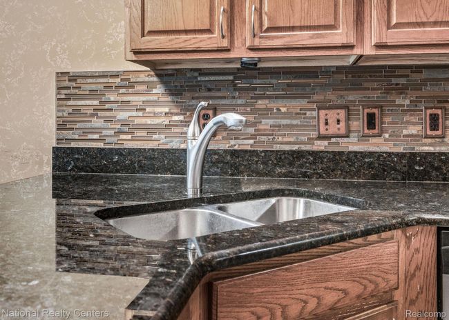 1752 Thistle Dr, Condo with 2 bedrooms, 3 bathrooms and null parking in Canton MI | Image 11