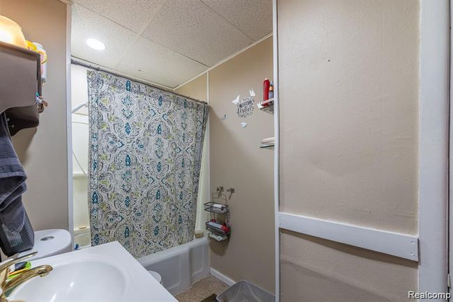 916 B Bathroom | Image 17