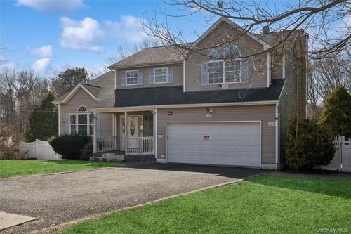 6 1st Ave, Holtsville, NY, 11742-4208 | Card Image