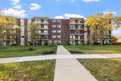 11C - 5300 Walnut Avenue, Condo with 2 bedrooms, 1 bathrooms and 2 parking in Downers Grove IL | Image 1