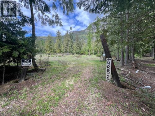 4852 48 St, Central Kootenay Rd Rural, BC, V0B1C1 | Card Image