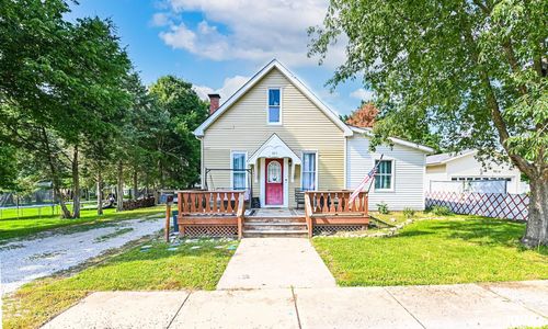 305 W Hill St, Eureka, IL, 61530-1020 | Card Image