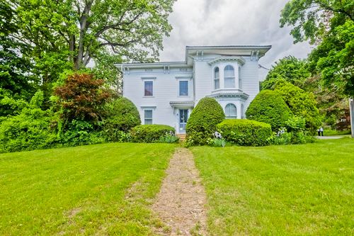 109 College St, South Hadley, MA, 01075-1401 | Card Image