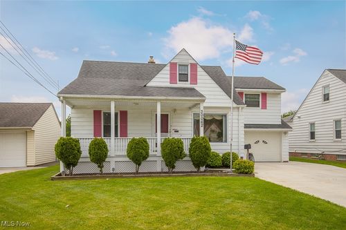 30062 Frank Dr, Wickliffe, OH, 44092-1611 | Card Image