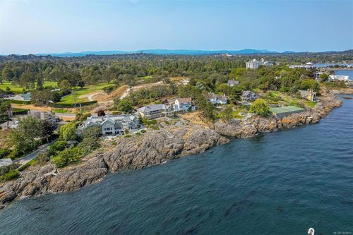 987 Beach Dr, Victoria, BC, V8S2N2 | Card Image