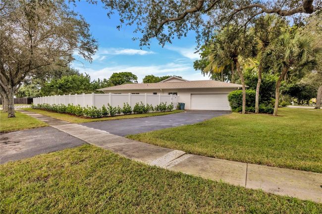 1611 Sw 54th Ter, House other with 6 bedrooms, 4 bathrooms and null parking in Plantation FL | Image 47