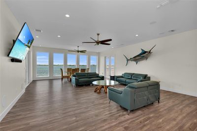 327 Riverpoint Drive Ne, House other with 6 bedrooms, 5 bathrooms and null parking in Bradenton FL | Image 3