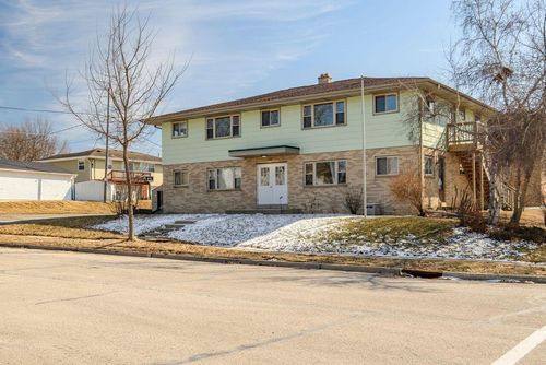325 Sentinel Dr, WAUKESHA, WI, 53189-7551 | Card Image