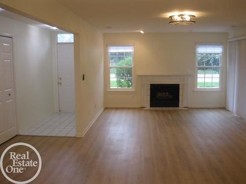 16888 Glenmoor Blvd, Macomb, MI, 48044-5215 | Card Image