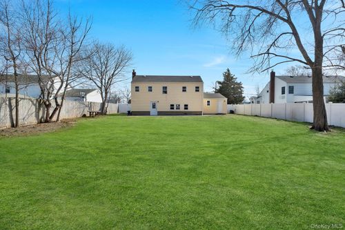 40 Durhamoc Ln, Babylon, NY, 11703-3008 | Card Image