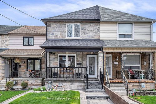 67 Northland Ave, York, ON, M6N2C9 | Card Image