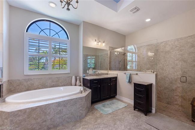 Soaker tub and separate shower | Image 33