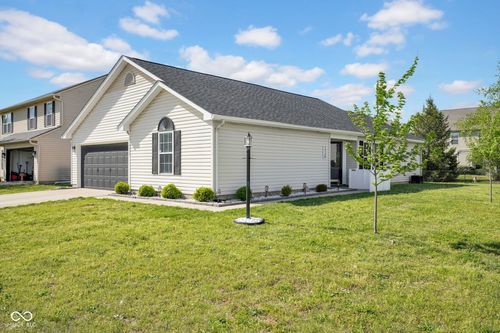 2330 Lakecrest Dr, Columbus, IN, 47201-1404 | Card Image