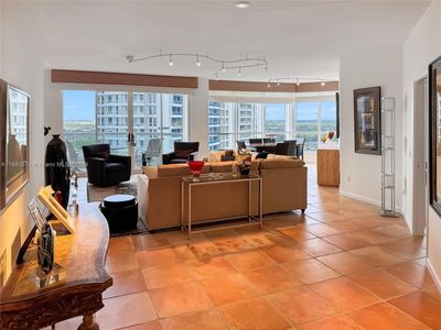 2705 - 21150 Point Pl, Condo with 3 bedrooms, 2 bathrooms and null parking in Aventura FL | Image 2