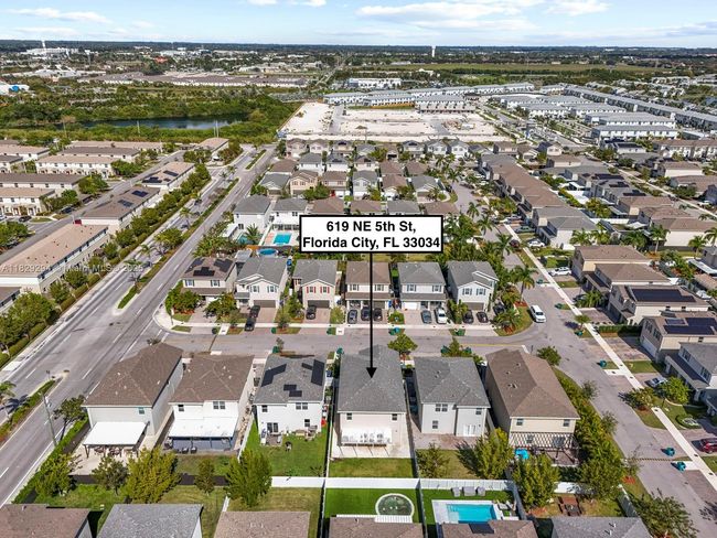 619 Ne 5 Th St, House other with 5 bedrooms, 3 bathrooms and null parking in Florida City FL | Image 4