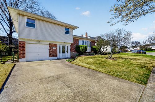 42 Edna Dr, Syosset, NY, 11791-3716 | Card Image