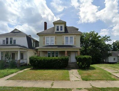 View of front facade with a porch and a front lawn | Image 1