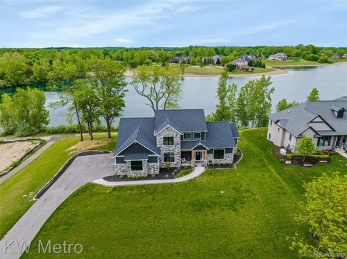 1585 Kriss Crossing Rd, Brighton, MI, 48114-4975 | Card Image