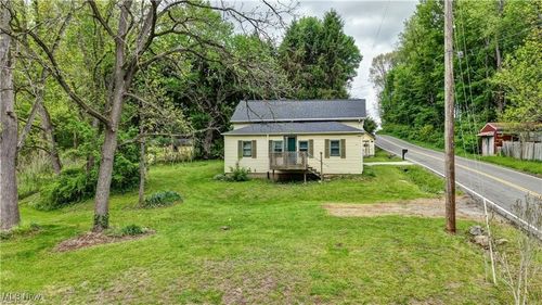 8055 Dolphin St Sw, Bolivar, OH, 44612-9633 | Card Image