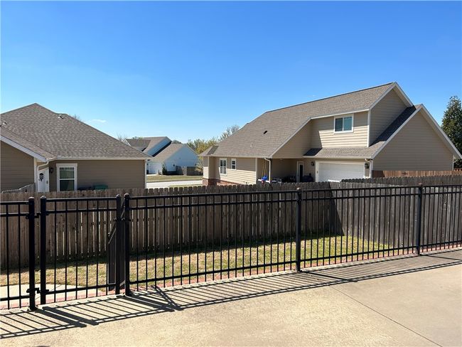 small fenced yard-NO PETS | Image 40