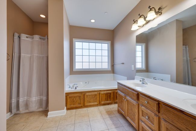 Unwind in the jacuzzi tub after a long day. | Image 22