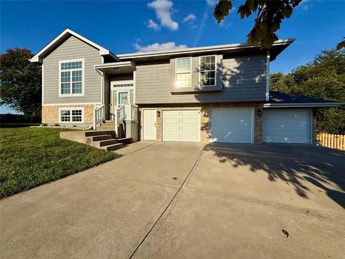 2302 Woodland Cir, Kearney, MO, 64060-7331 | Card Image