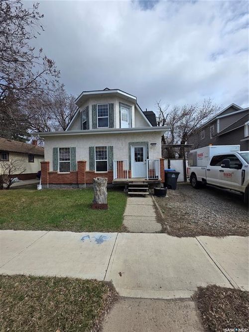 905 2nd St, Estevan, SK, S4A0L3 | Card Image