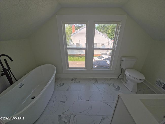 242 N Broad St, House other with 3 bedrooms, 2 bathrooms and 4 parking in Lexington TN | Image 9