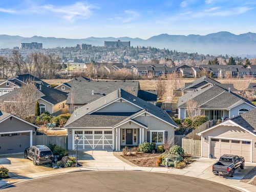 114 Connecticut Ct, Medford, OR, 97504-8927 | Card Image