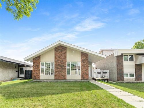7 Fairgrove Bay, Winnipeg, MB, R2R1C9 | Card Image