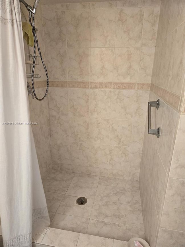 APT-810 - 2625 Collins Ave, Condo with 1 bedrooms, 2 bathrooms and null parking in Miami Beach FL | Image 4