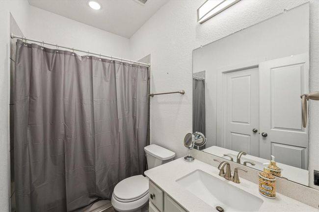guest en-suite bath | Image 23
