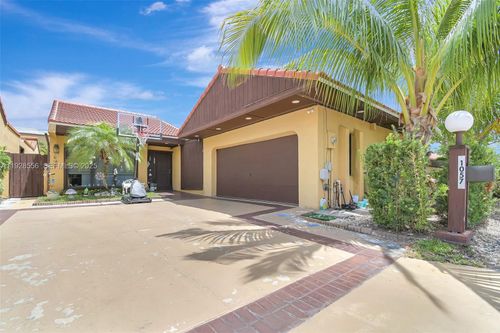 1057 Ne 202nd Ln, Miami, FL, 33179-2525 | Card Image