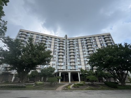 5b-20 N Tower Rd, Oak Brook, IL, 60523-1131 | Card Image