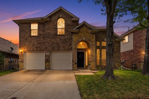 2451 Beachview Dr, Grand Prairie, TX, 75054-6817 | Card Image