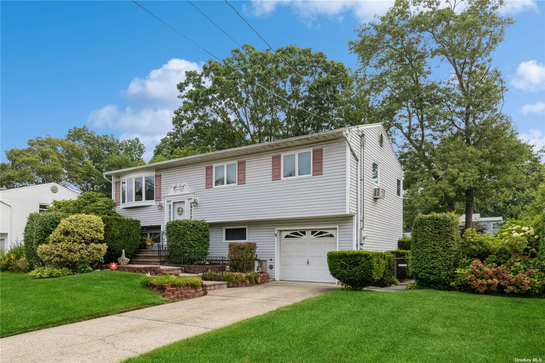Fiesta Dr, Centereach, NY 11720