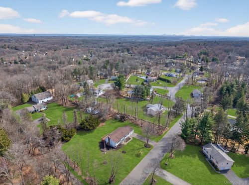 8 Hampton Rd, Airmont, NY, 10901-7138 | Card Image