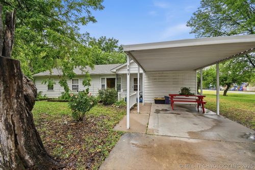 105 S Locust St, Oologah, OK, 74053-3200 | Card Image
