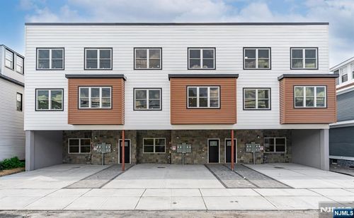 647 S 10th St, Newark, NJ, 07108-1617 | Card Image
