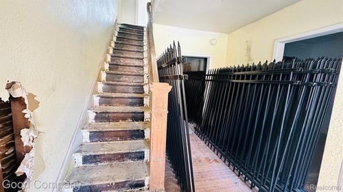 104 Mount Vernon St, Detroit, MI, 48202-2518 | Card Image