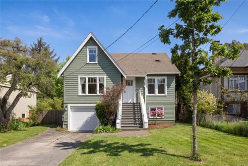 2052 Carrick St, Victoria, BC, V8R2M6 | Card Image