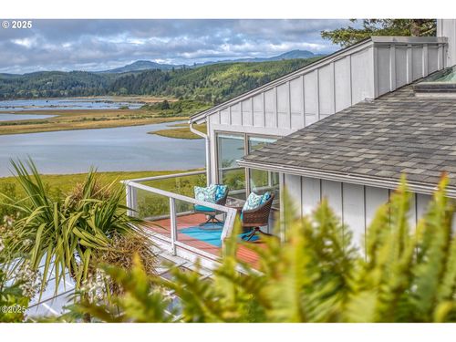 30 Bluffs Ct, Gleneden Beach, OR, 97388 | Card Image