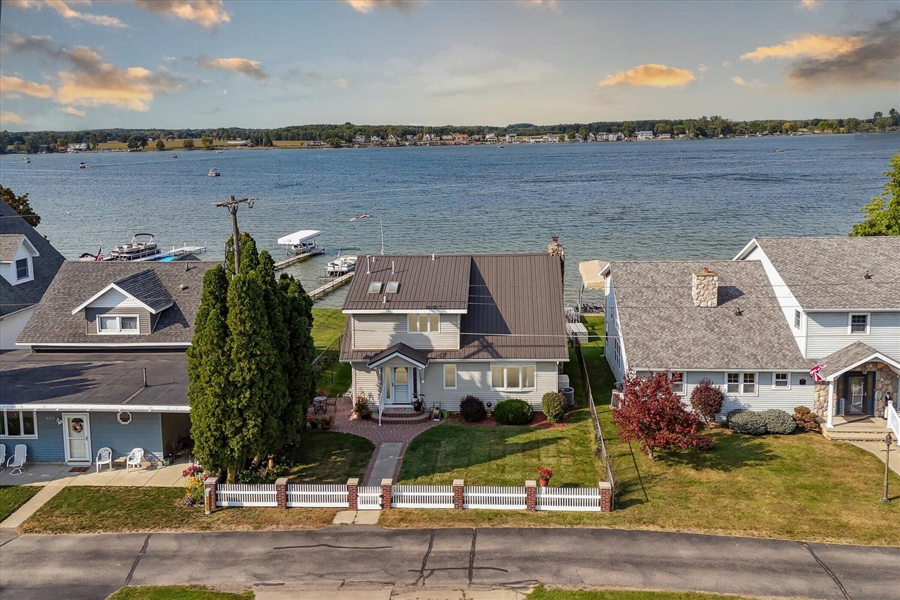 Cove Trl, Crystal, MI 48818