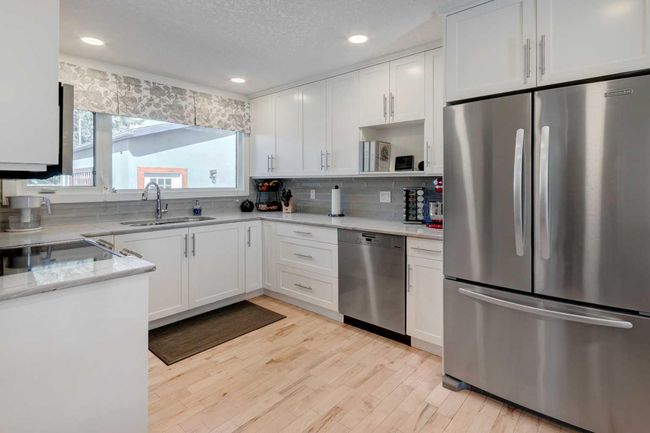 2607 Laurel Cres Sw, House other with 3 bedrooms, 3 bathrooms and 2 parking in Calgary AB | Image 12