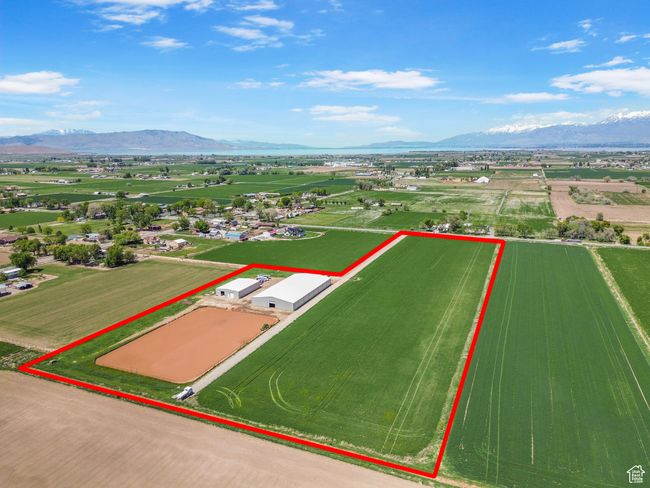 Aerial view of property's location with property boundaries highlighted and a mountainous background | Image 33