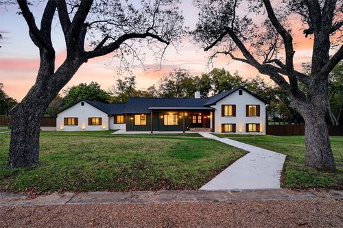 1 River Hills Dr, Denison, TX, 75020-8222 | Card Image