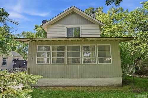 969 Myrtle Ave, Waterford, MI, 48328-3828 | Card Image