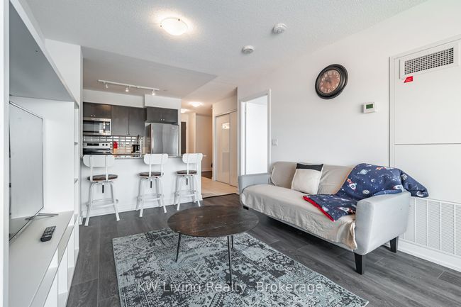 805 - 8 Trent Ave, Condo with 2 bedrooms, 1 bathrooms and 1 parking in Toronto ON | Image 14