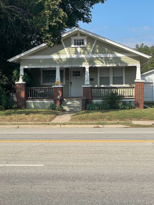 105 E 15th St, Wellington, KS, 67152-4208 | Card Image