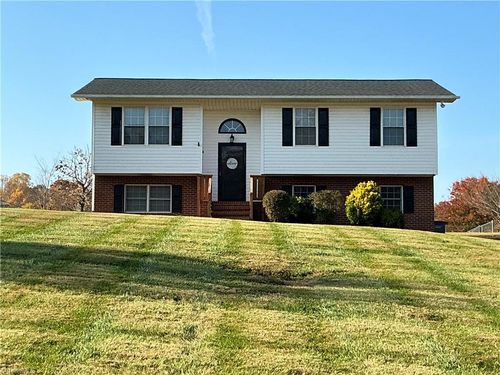 1129 Kentland Dr, King, NC, 27021-9025 | Card Image